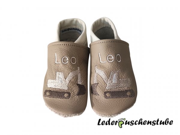 Lederpuschen beige-creme mit Stickerei Bagger creme-cappuccino-weiß und beiderseits am Spann den Namen weiß